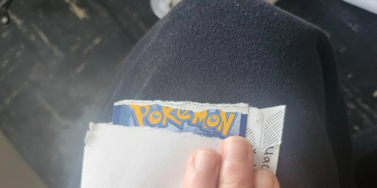 Pokémon-Karten öffnen: Vorsicht vor Toploader-Rissen